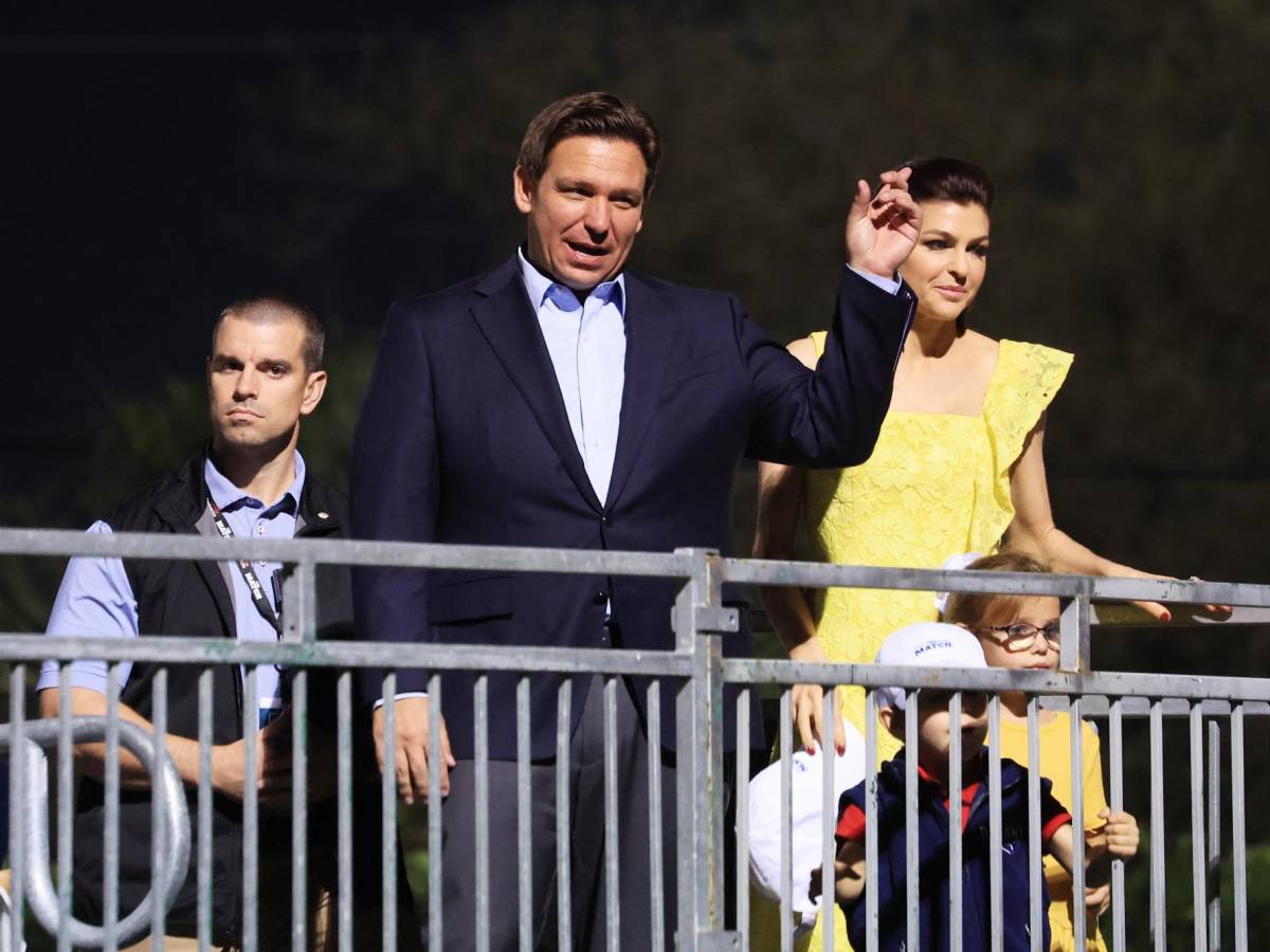 DeSantis aventaja a Trump por 23 puntos y a Biden por cuatro