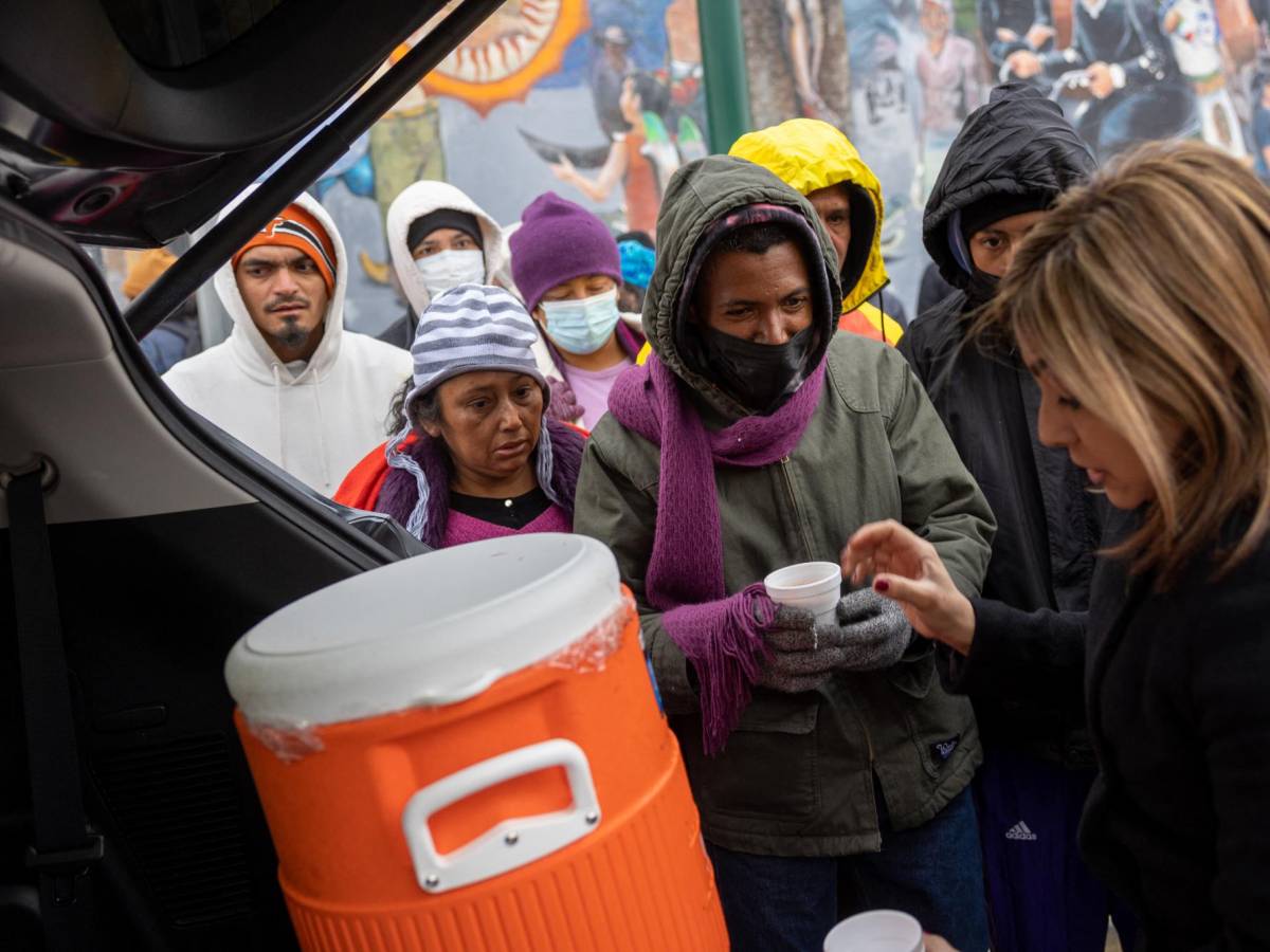 Miles de migrantes desbordan los albergues y las calles en la frontera de EEUU