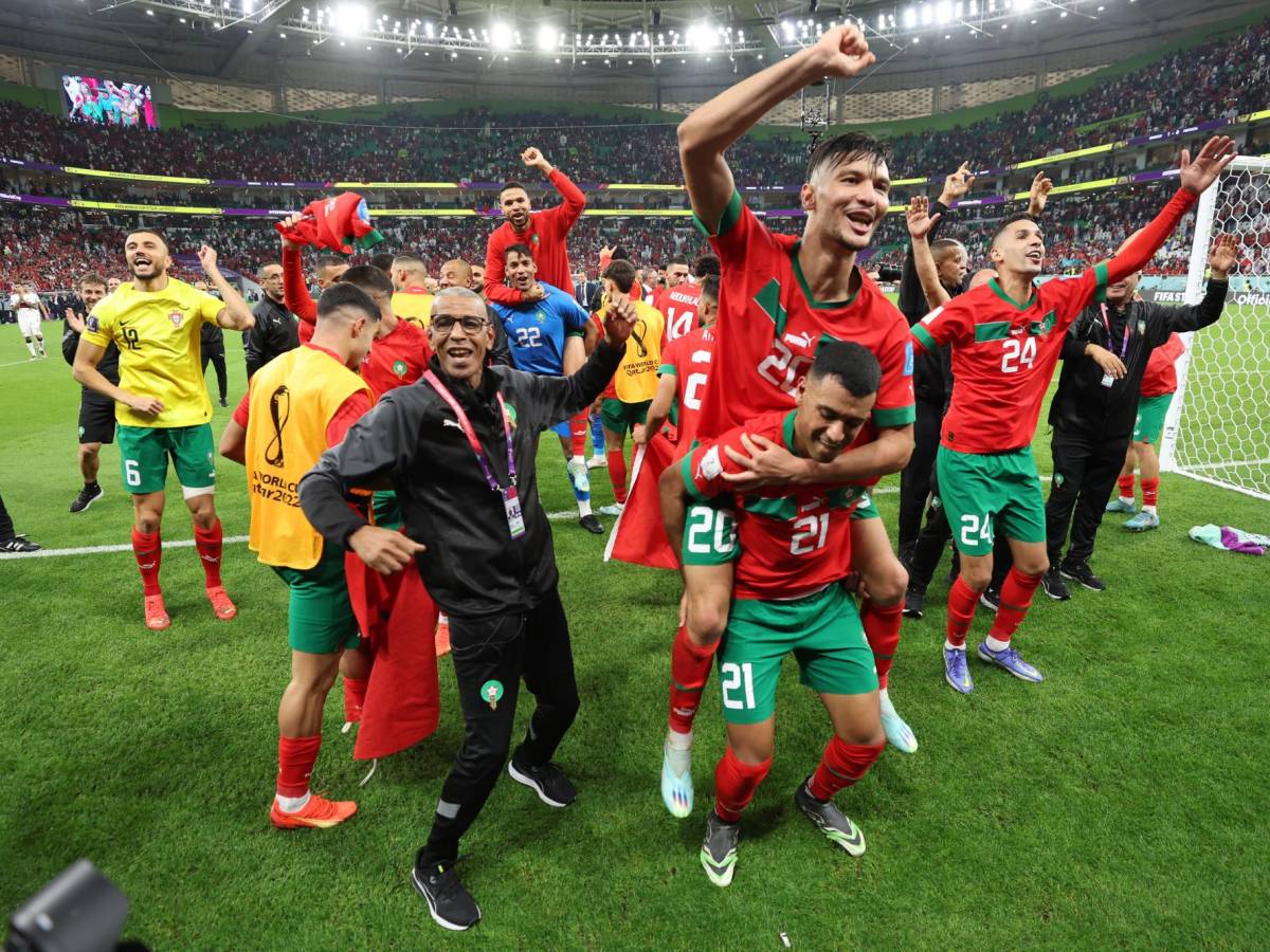 Jugadores y cuerpo técnico de Marruecos festejando el pase a semifinales.