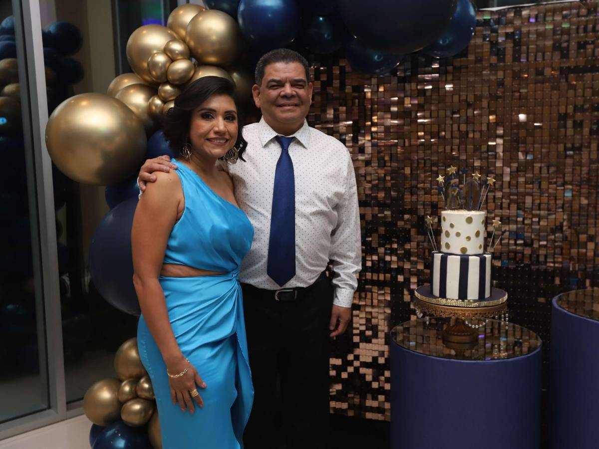 El ortopeda Eduardo Huezo celebra su natalicio con sus seres queridos