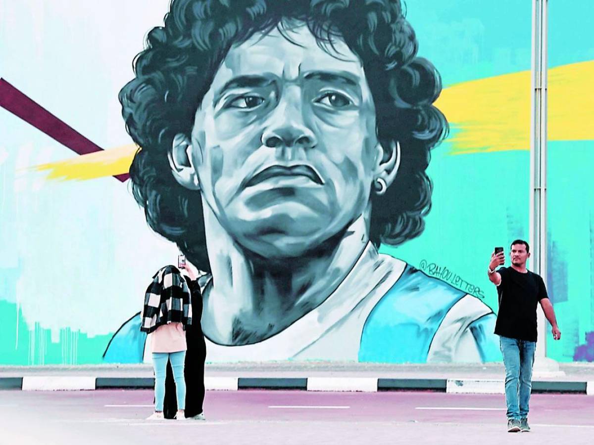 Diego Maradona figura en las calles de Qatar como parte de la fiebre mundialista, y los aficionados no dudan en dejar plasmado los momentos.