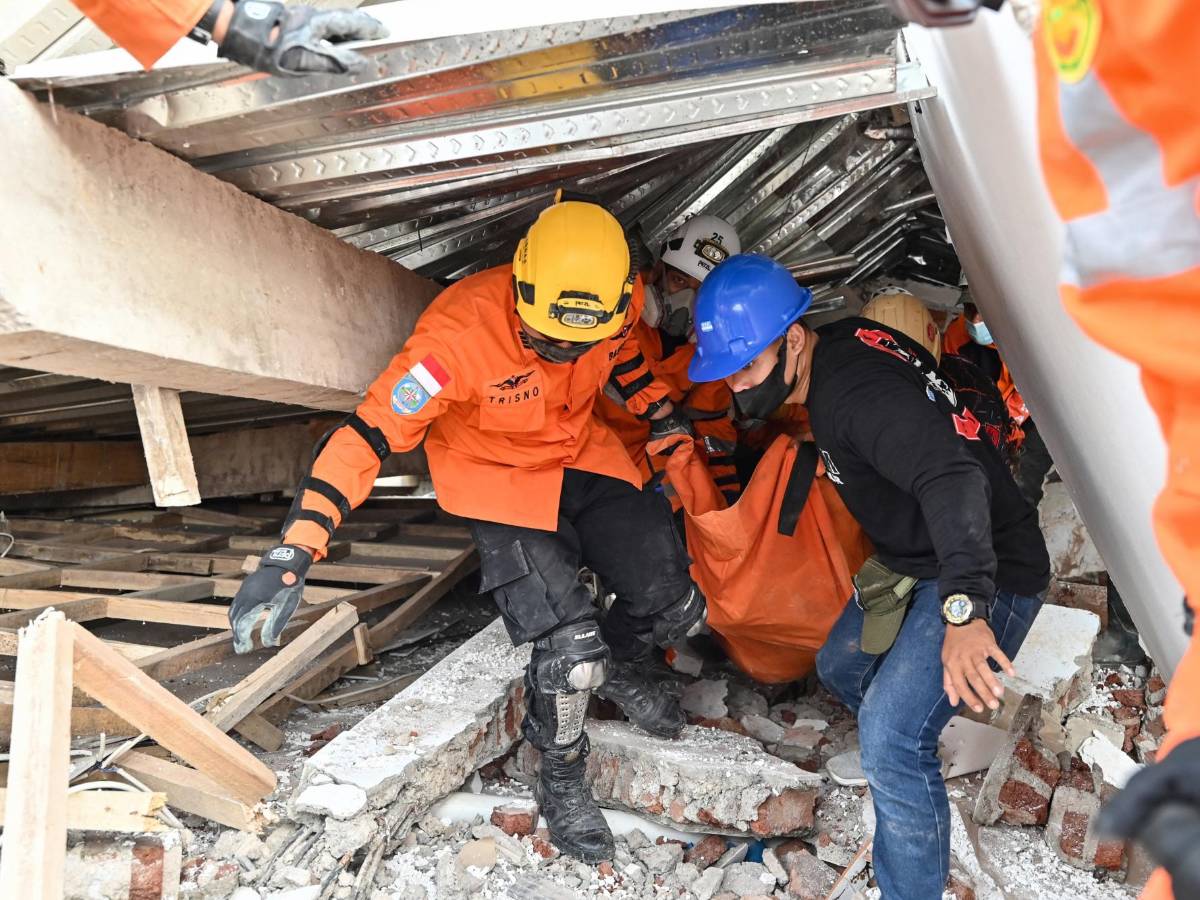 Sigue búsqueda de supervivientes en Indonesia tras terremoto que mató a 268 personas