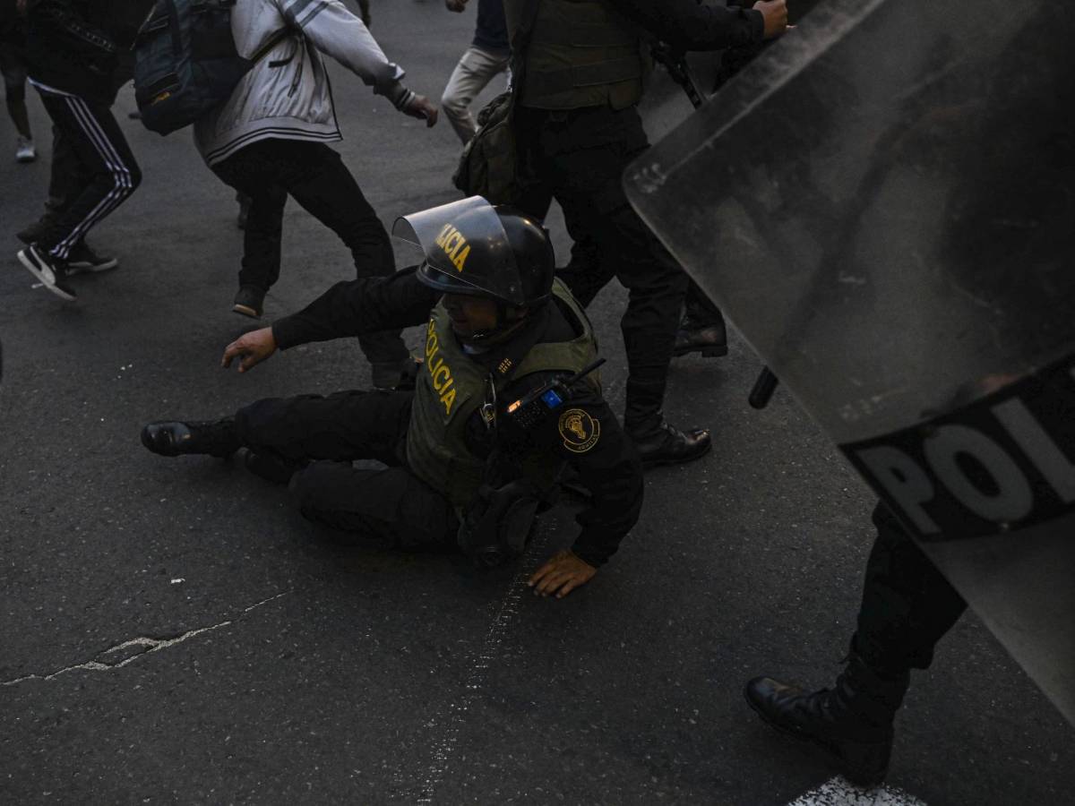 Manifestantes que piden renuncia de Boluarte toman aeropuertos y cortan carreteras en Perú