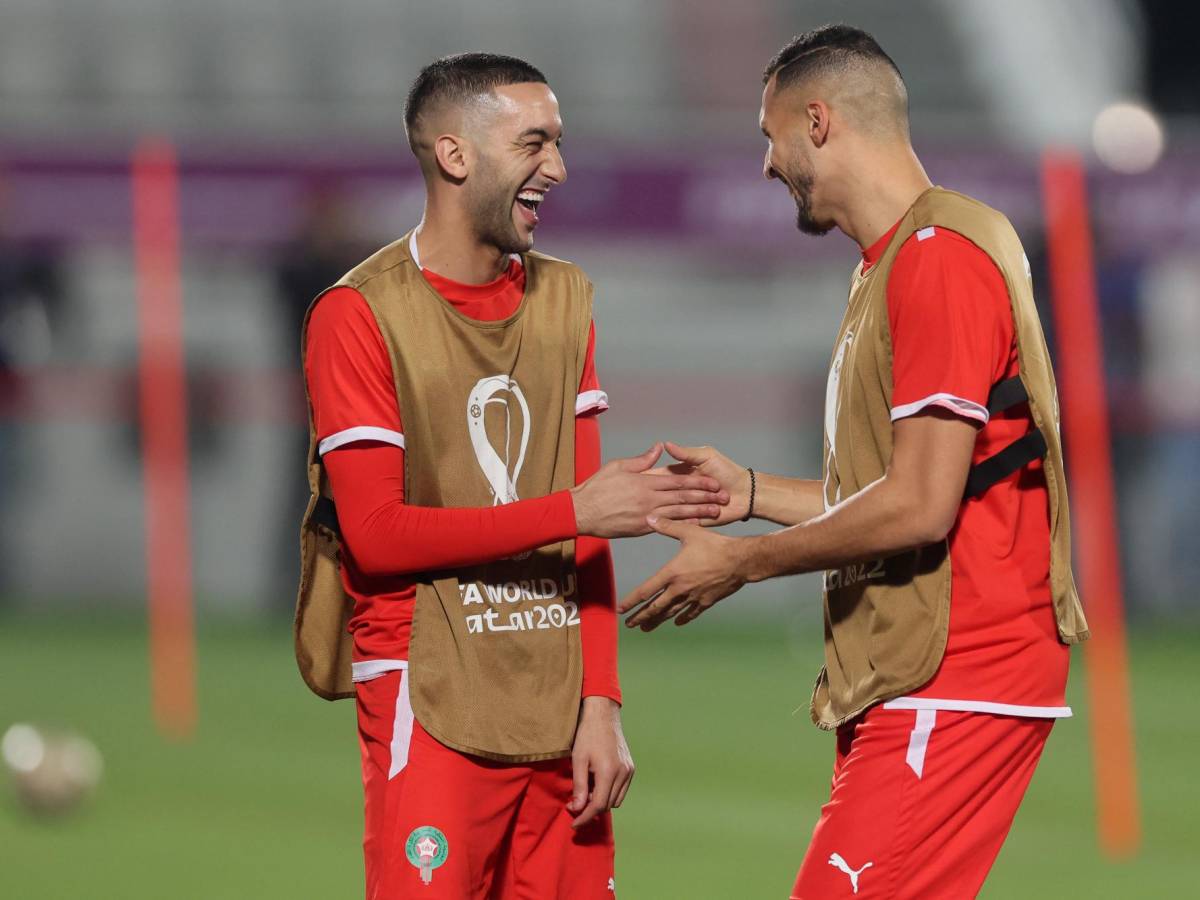 Hakim Ziyech y Selim Amallah durante la sesión de entrenamiento previo al duelo por el tercer lugar.