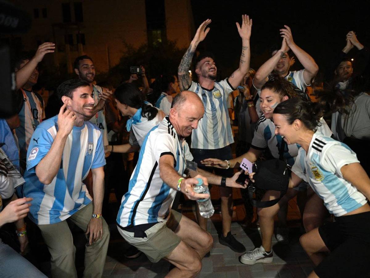 Los aficionados argentinos ponen el ambiente previo al inicio de la Copa del Mundo.