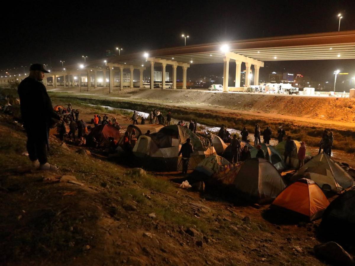 Desalojan a migrantes de campamento a orillas del Río Bravo