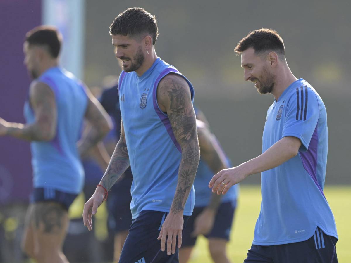 Lionel Messi junto a Rodrigo De Paul en los entrenamientos.