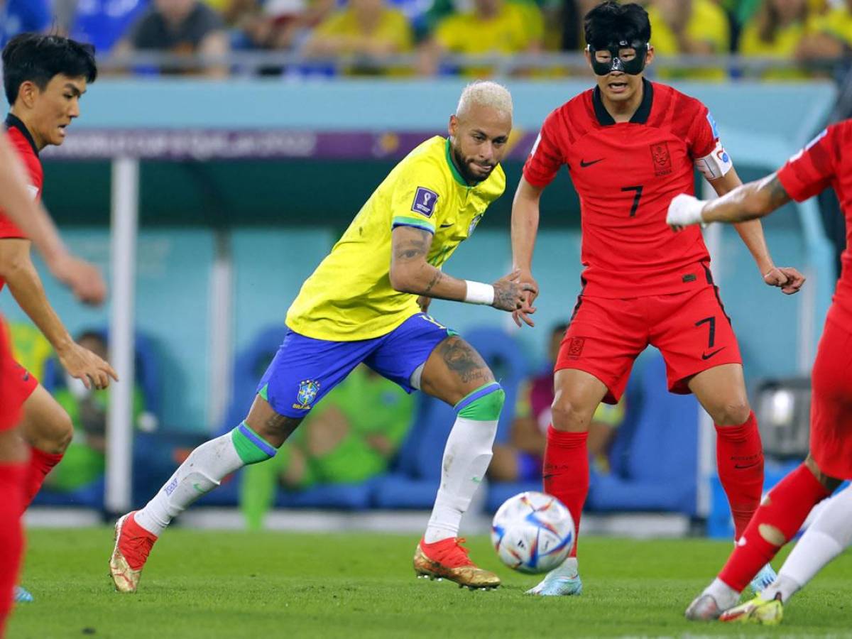 Neymar en la disputa del balón con Heung-min Son.