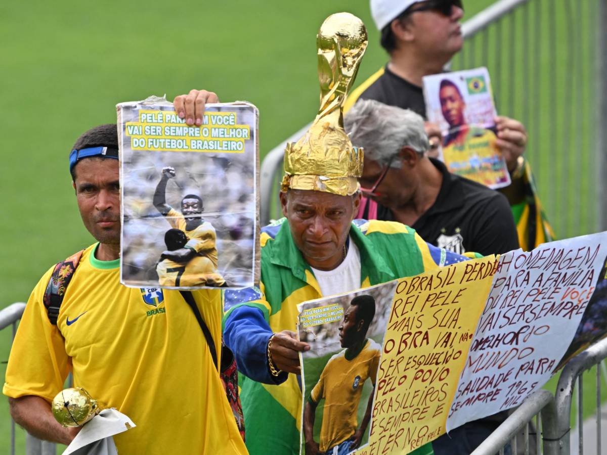 Cientos de aficionados brasileños guardaban fila para estar presente en el velatorio de Pelé.
