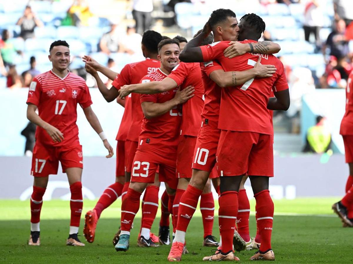 Los jugadores de Suiza celebran con Embolo el gol ante Camerún.