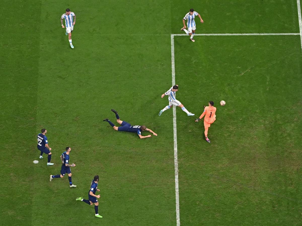 El arquero no pudo detener el disparo del argentino.