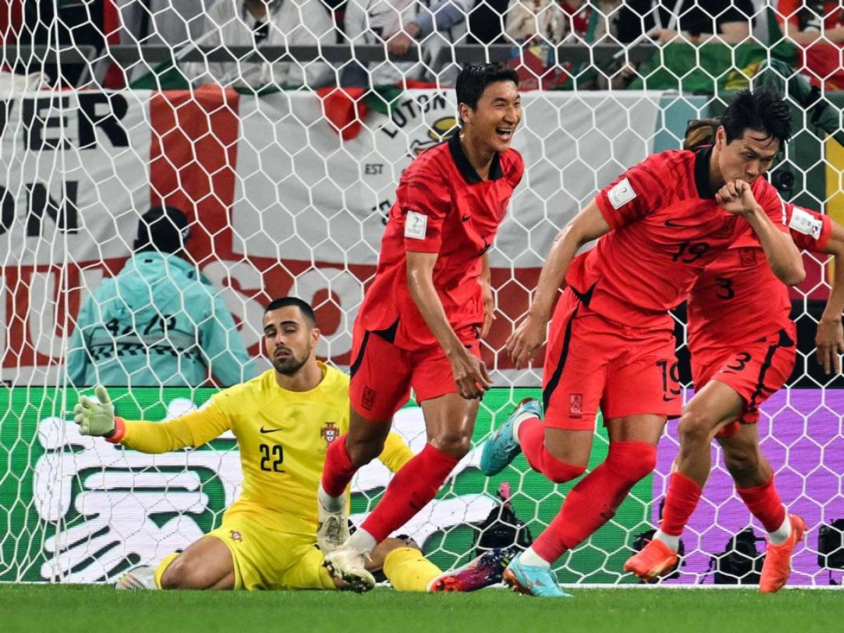 Kim Young-Gwon corre a celebrar su gol para el empate de Corea del Sur.