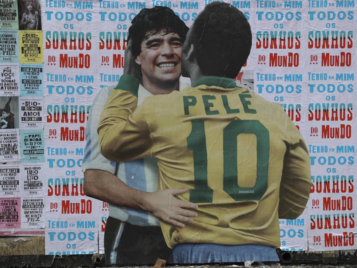 Fotografía de un mural con la imagen de Diego Maradona y Pelé, en la Avenida Paulista de Sao Paulo (Brasil).