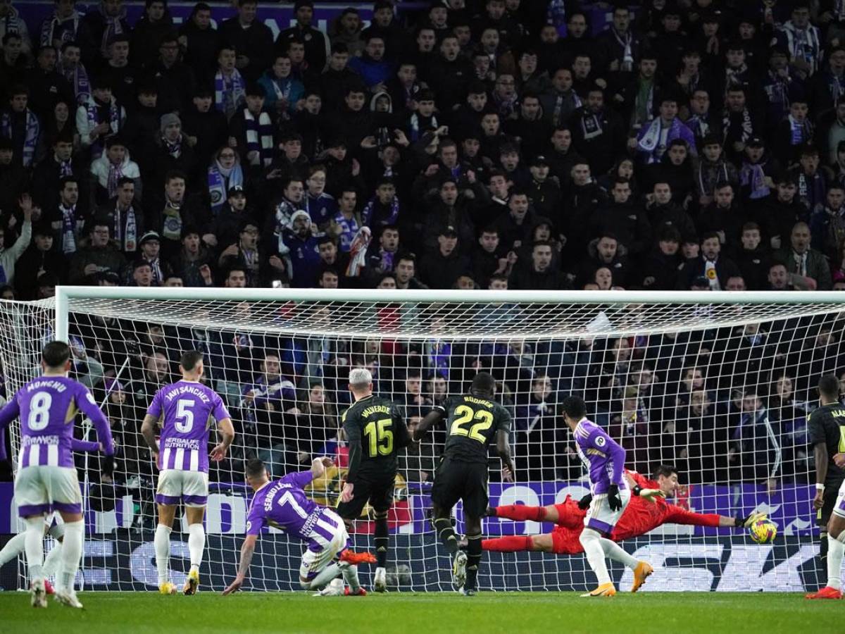 Thibaut Courtois evitando el gol de Sergio León del Valladolid.