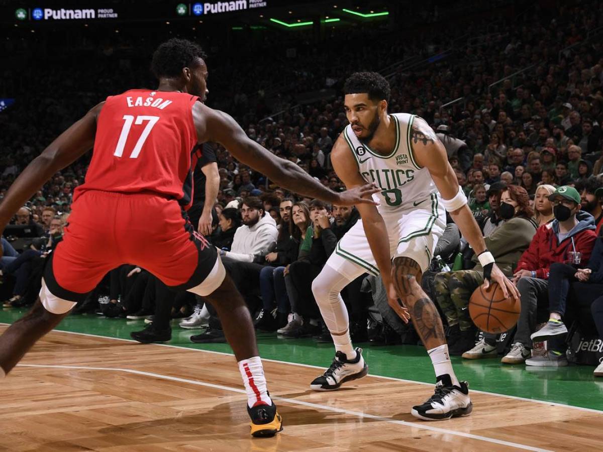 Jayson Tatum de los Boston Celtics regatea durante el partido contra los Houston Rockets.