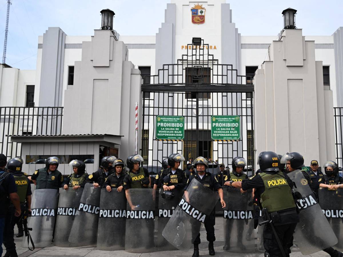 EEUU califica a Castillo de expresidente y llama a defender la democracia