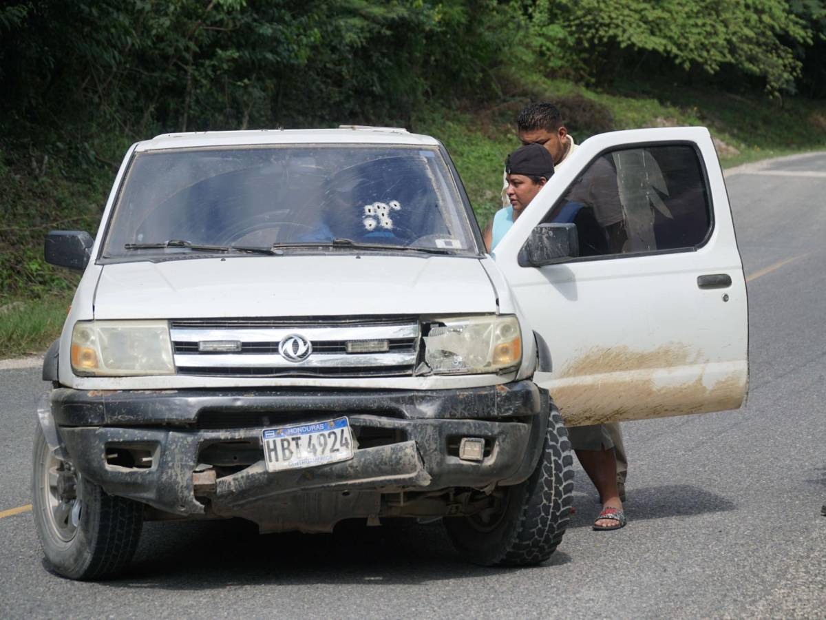 Criminales a bordo de dos camionetas Ford Escape llegaron a una finca en la aldea Buena Vista y asesinaron a cuatro hombres y una mujer.