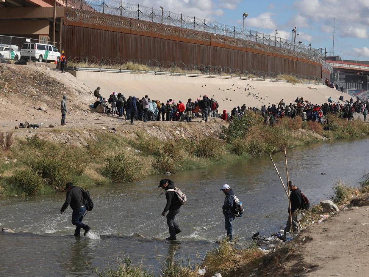 Migrantes se agolpan en frontera entre México y EEUU a días de que termine el Título 42