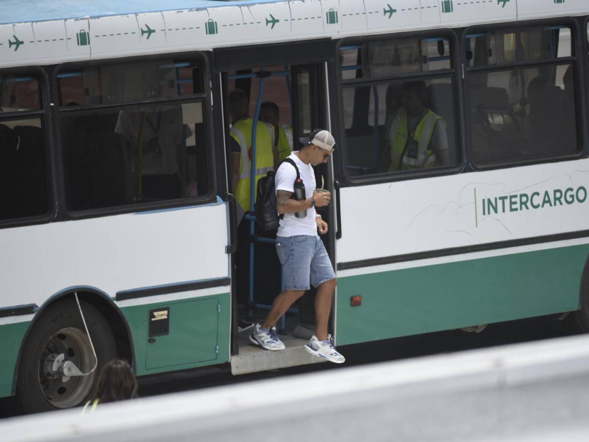 Luis Suárez desciende de un bus tras aterrizar en el Aeropuerto Internacional Islas Malvinas de Rosario (Argentina).