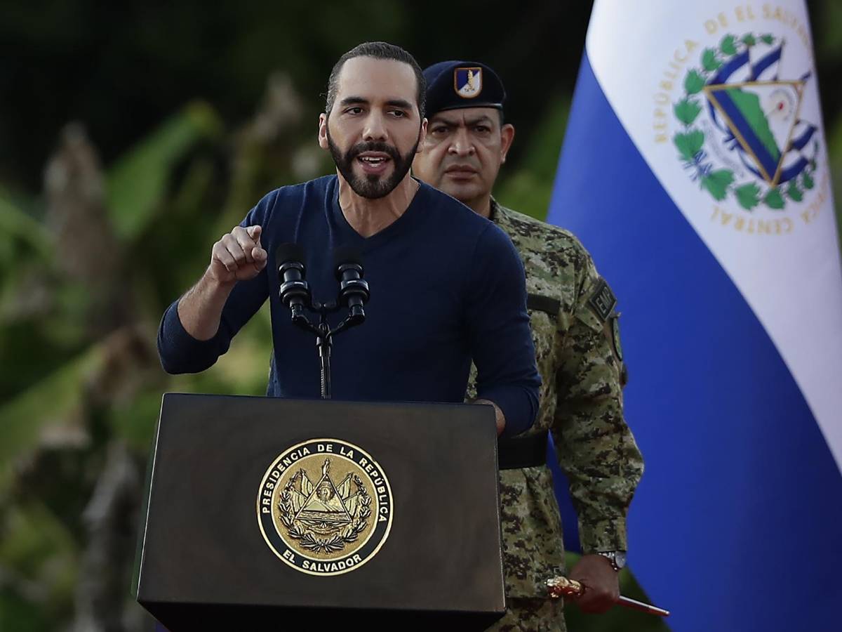 El presidente de El Salvador, Nayib Bukele, habla a tropas militares, hoy en Ciudad Arce (El Salvador).