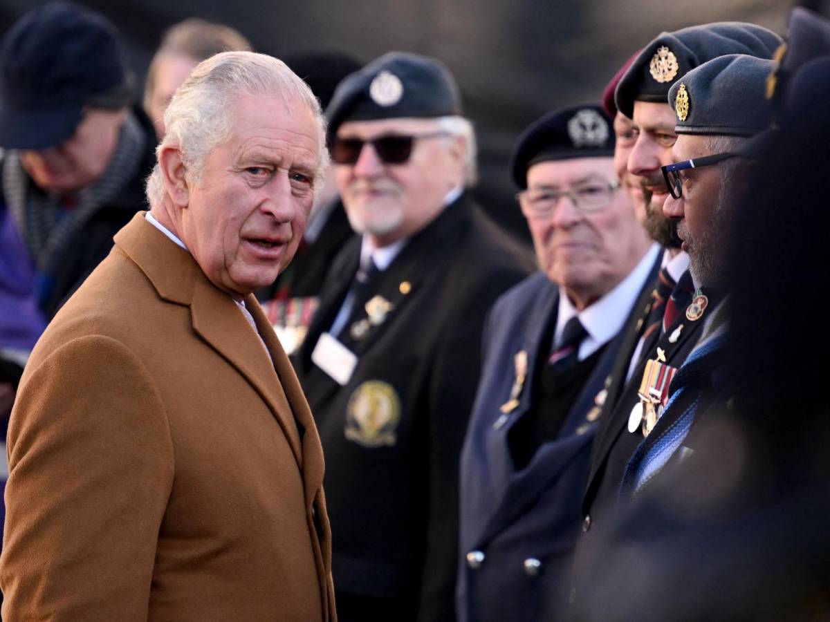 El rey Carlos III es atacado con huevos de nuevo en un evento en Londres