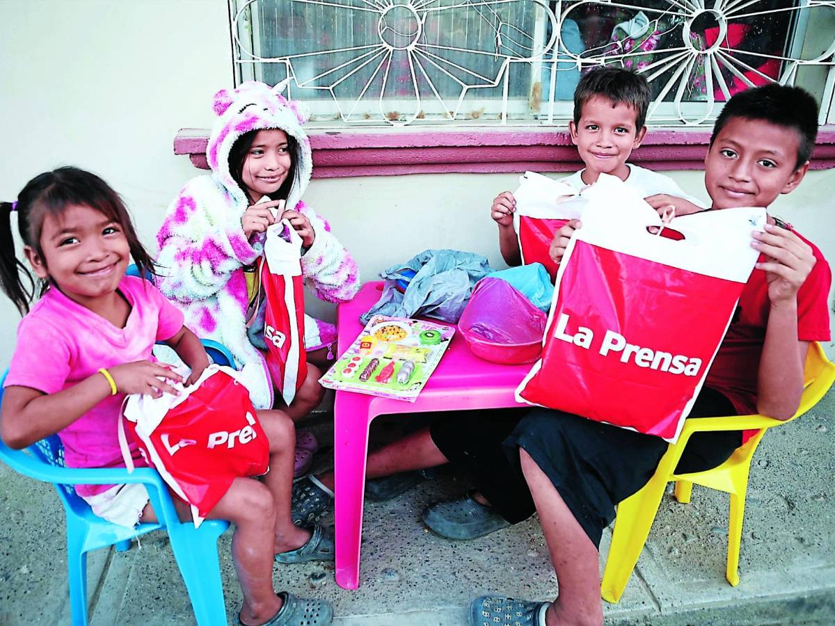 Los menores recibieron con alegría carritos, muñecas, figuras de acción, set de cocina y otros juguetes.