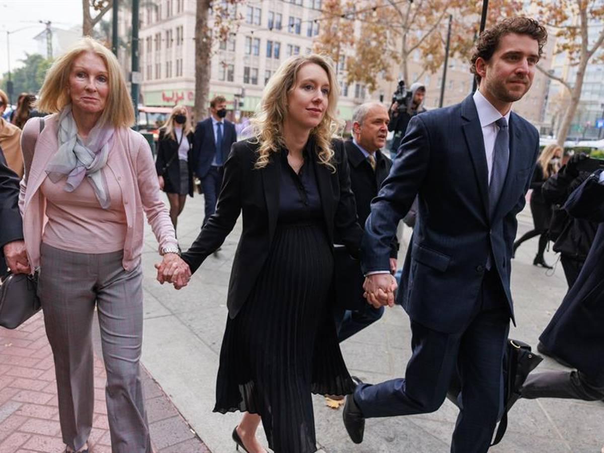 Sentenciada a once años de cárcel en EEUU la emprendedora Elizabeth Holmes