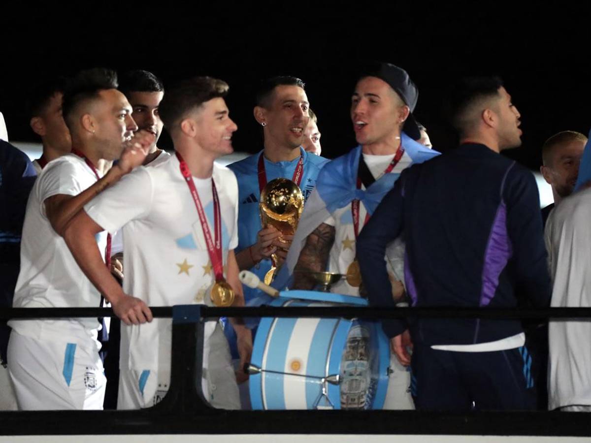 Jugadores de Argentina con la Copa del Mundo en el autobús.