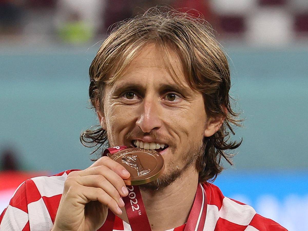 Luka Modiric con su medalla del tercer lugar del Mundial de Qatar.