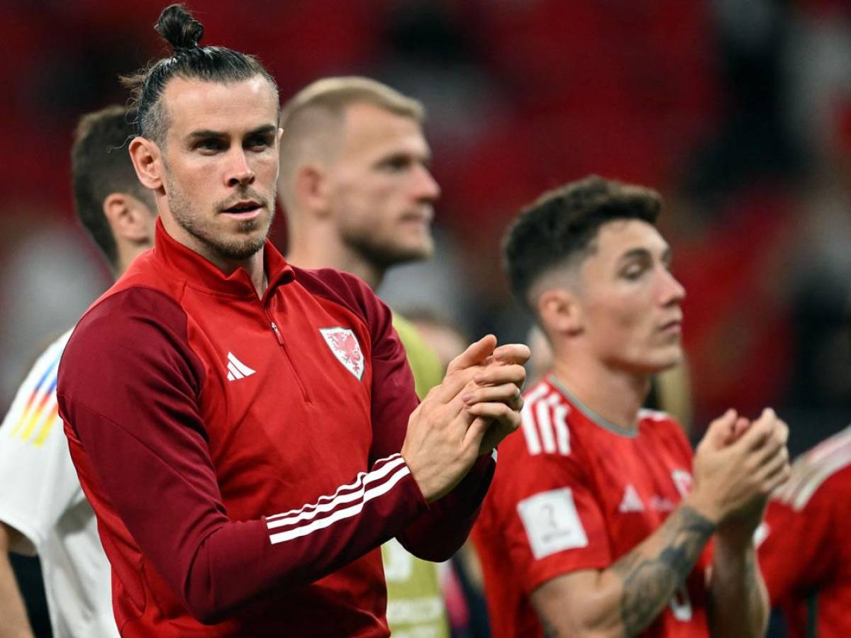 Gareth Bale aplaude el apoyo de los aficionados galeses en Qatar.