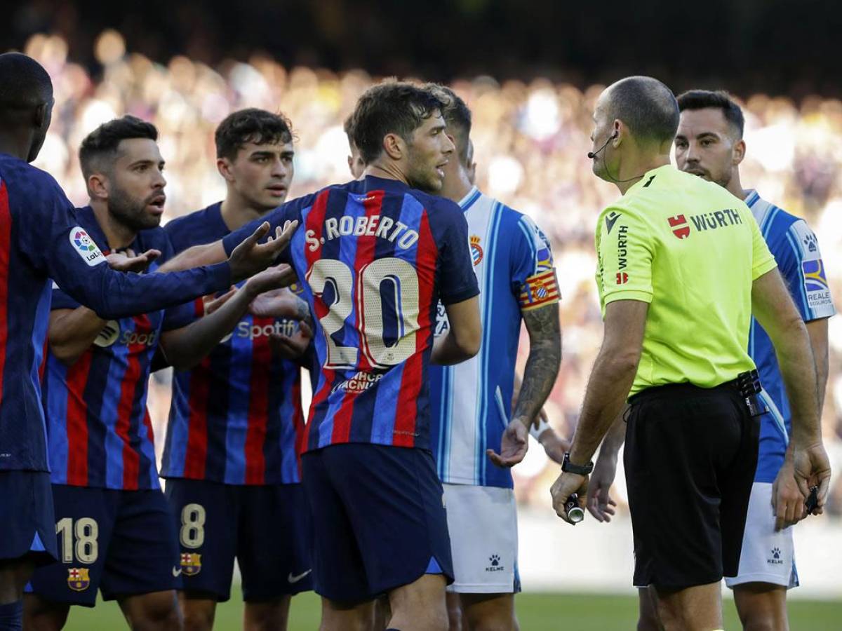 Jordi Alba le reclama al árbitro Mateu Lahoz tras expulsarlo.