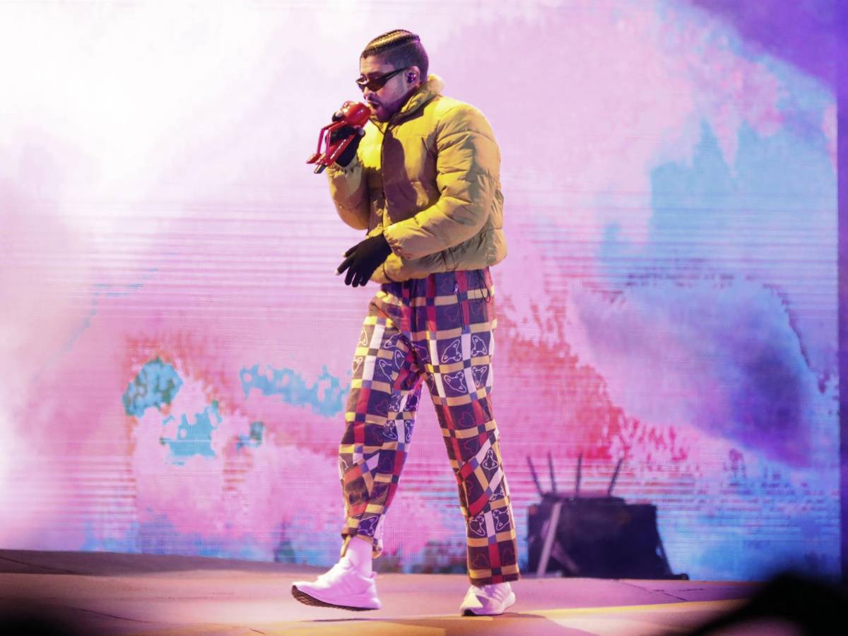 Bad Bunny se besa con una fanática en Colombia