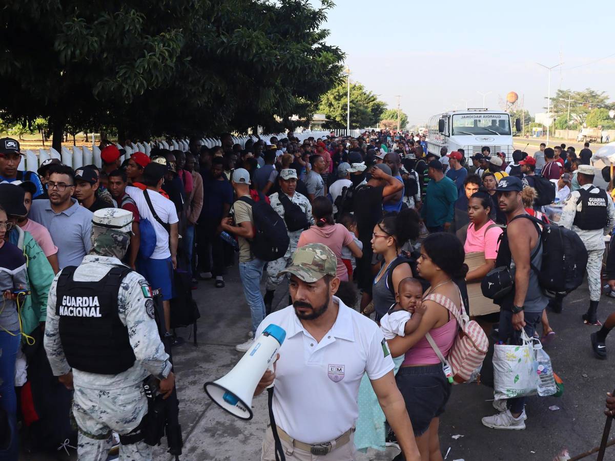 Migrantes se enfrentan para recibir atención en México