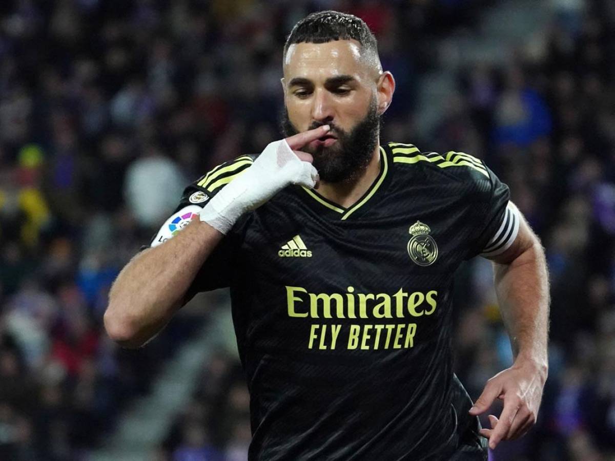 La celebración de Karim Benzema tras su primer gol del partido.