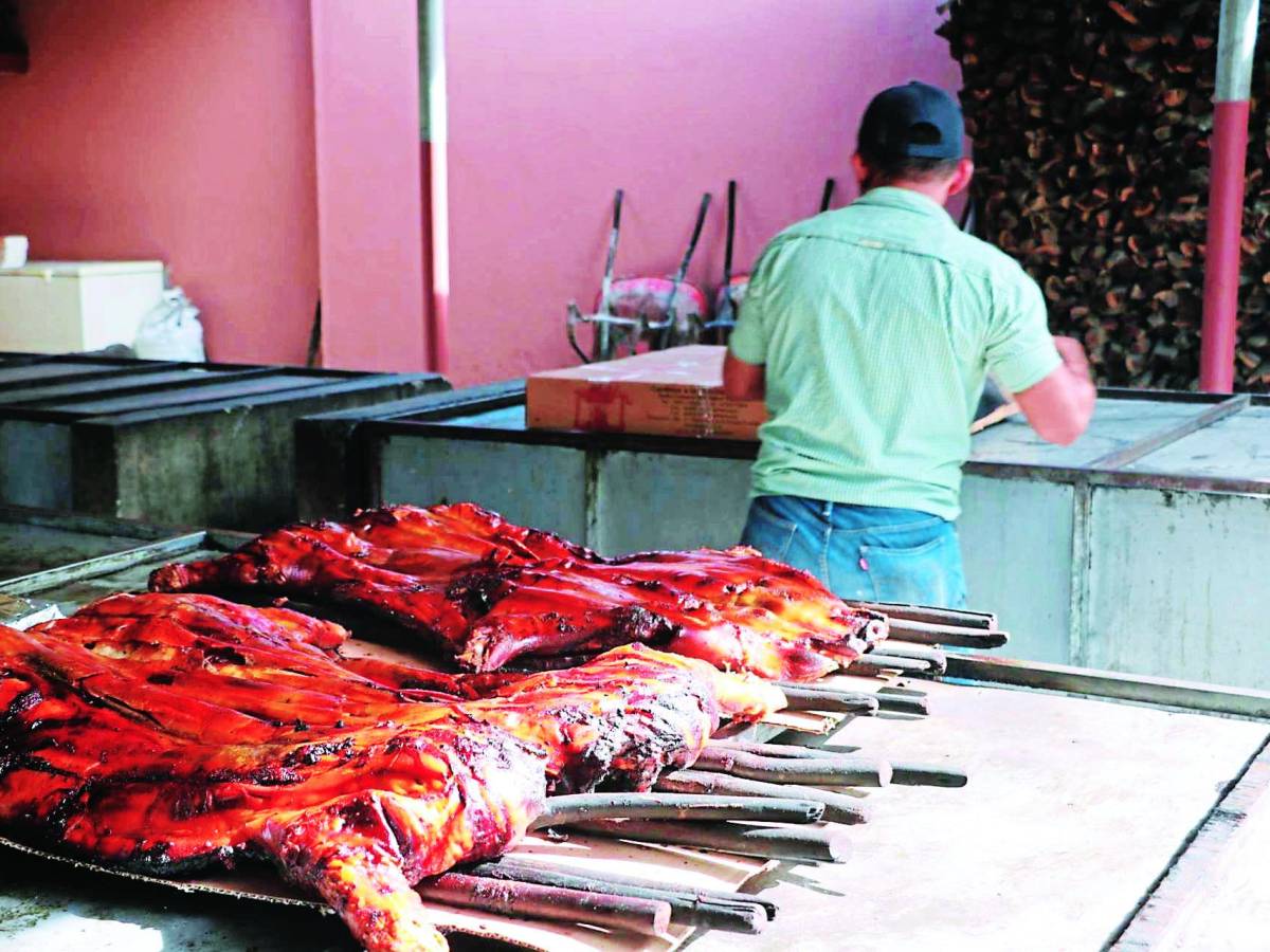 Don Rafael Peña hornea cerdos y genera al menos 80 empleos en temporada navideña.