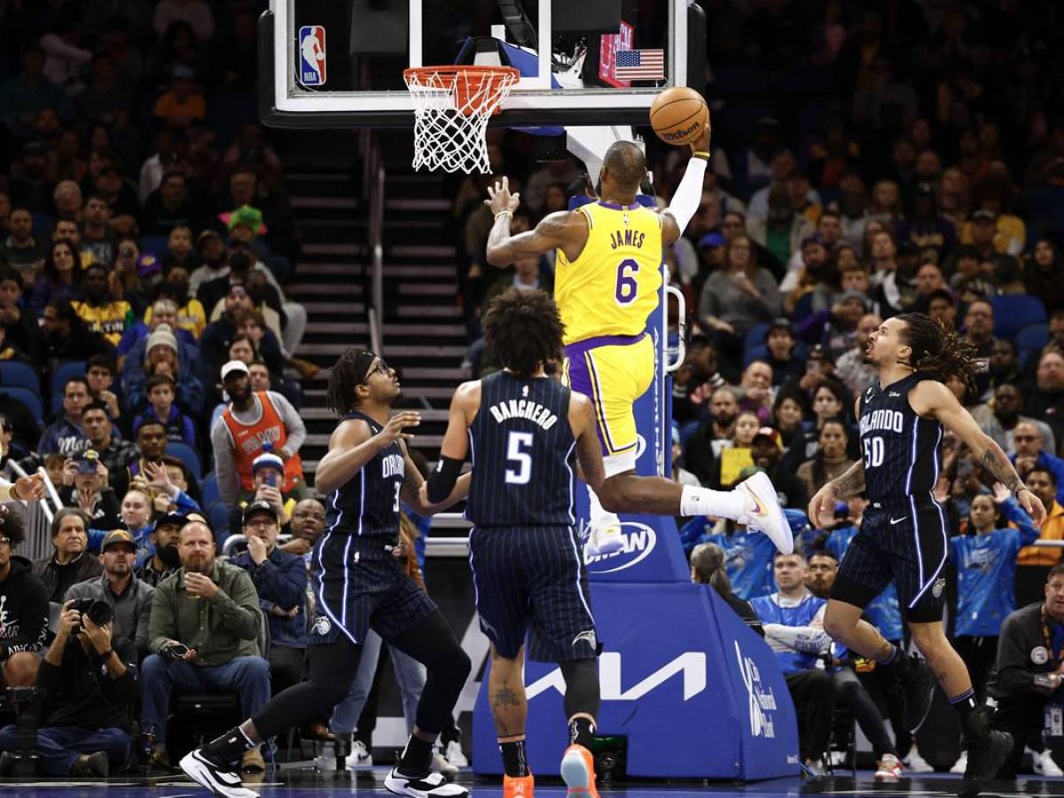 LeBron James lanza el balón al aro en el juego contra Orlando Magic en el Amway Center.