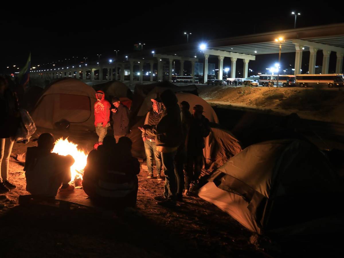 Migrantes hondureños sufren por el frío en la frontera norte de México