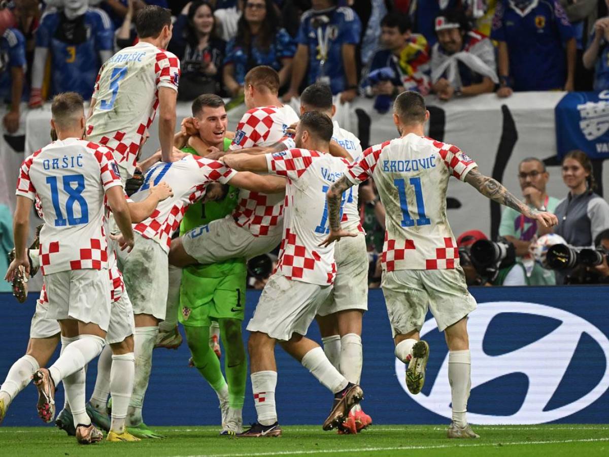 Los jugadores croatas se fueron encima de Dominik Livakovic en la celebración.