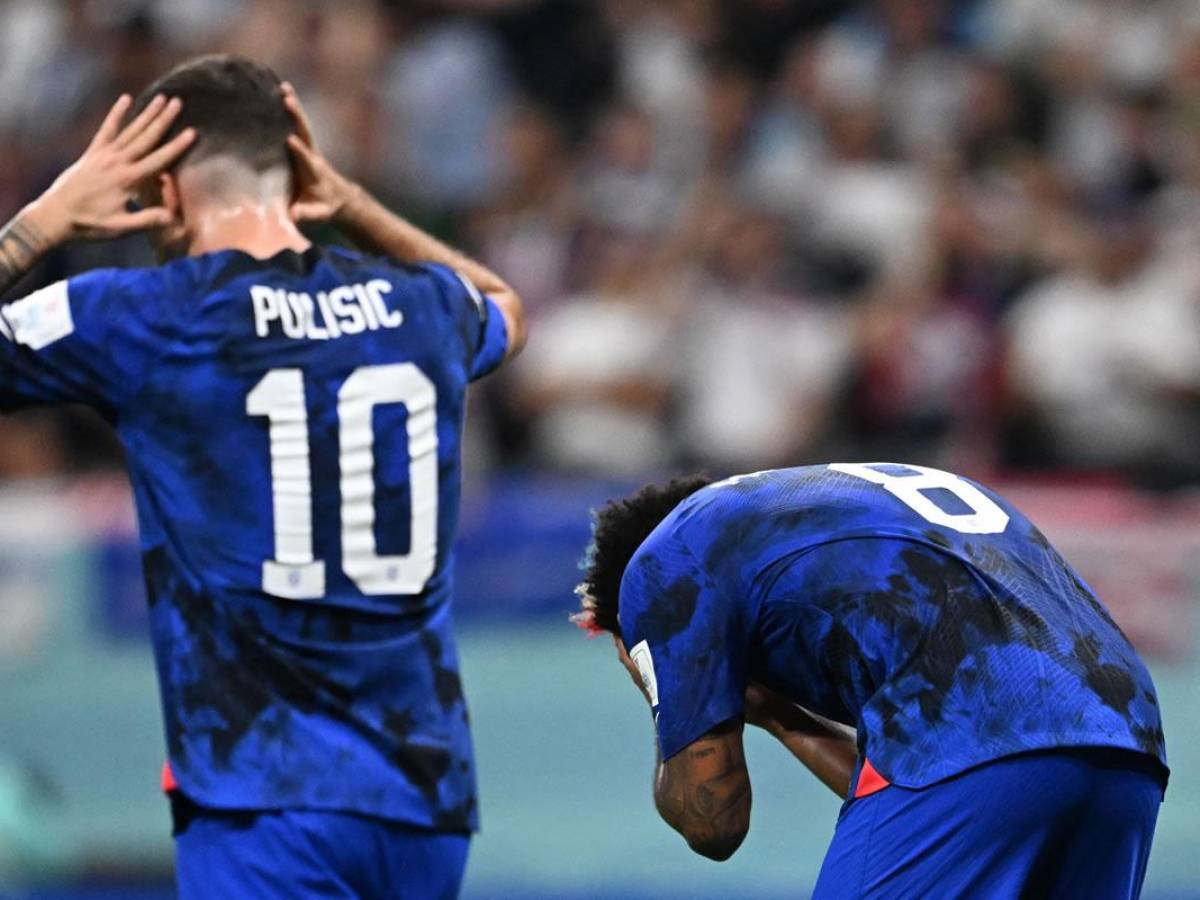 Christian Pulisic y Weston McKennie se lamentan tras una ocasión fallada.