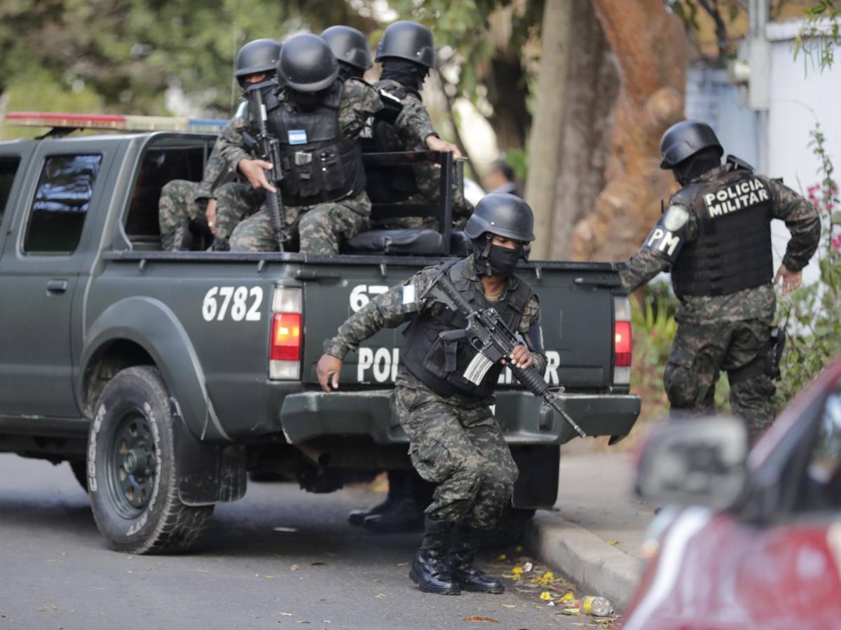Honduras refuerza fronteras con policías militares para combatir pandilleros
