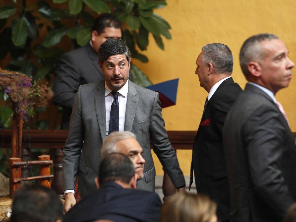 México da asilo a familia de Castillo y Perú expulsa embajador