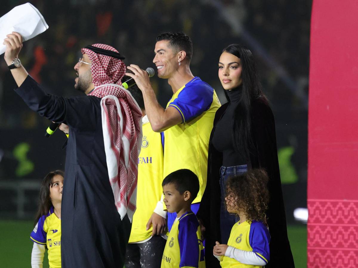 Para esta ocasión, Georgina lució un estilo más sobrio y menos llamativo que el anterior. La modelo y sus hijos acompañaron a Cristiano en su presentación oficial.