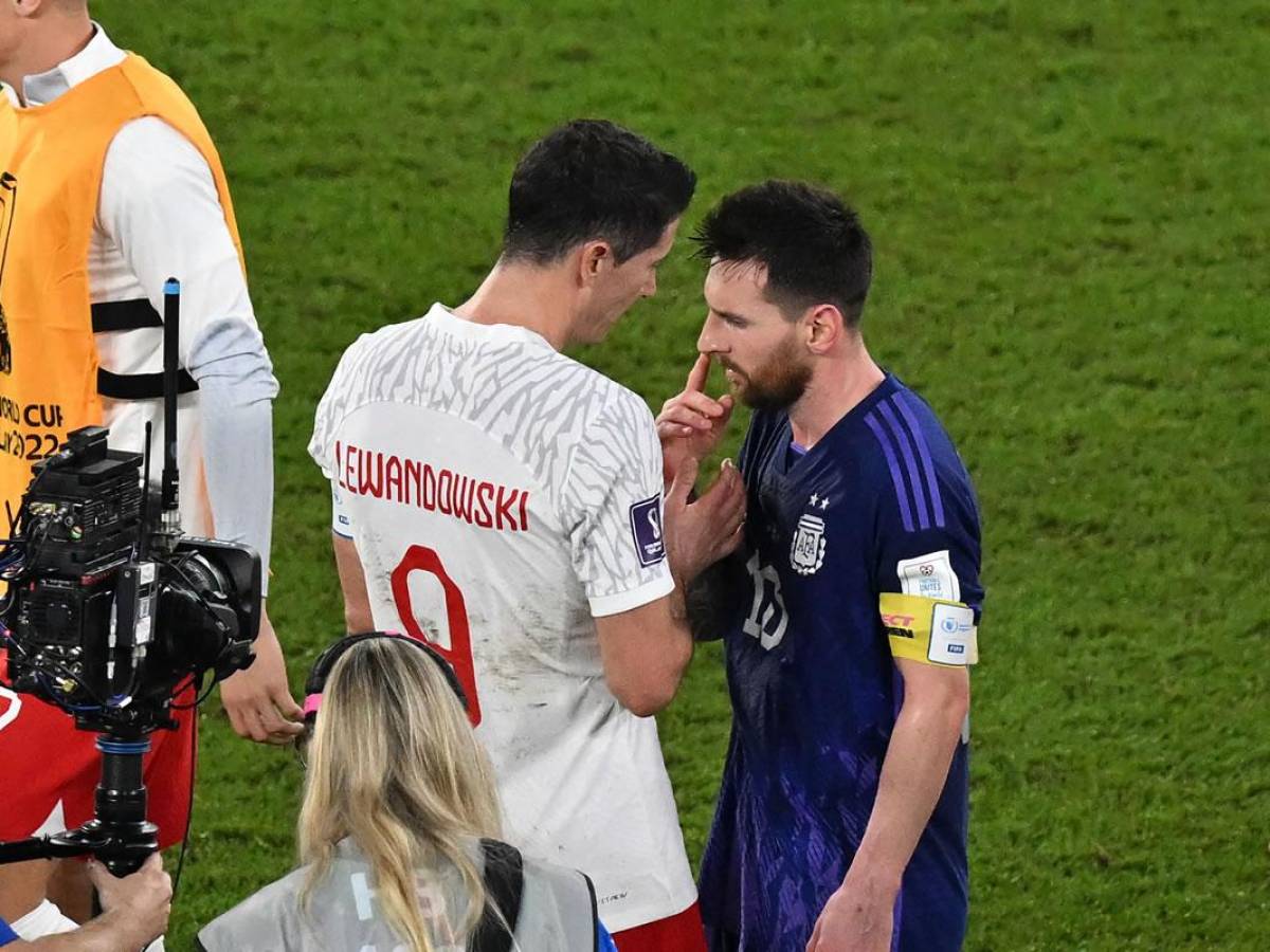 Al final del partido, Lewandowski y Messi estuvieron charlando por un rato.