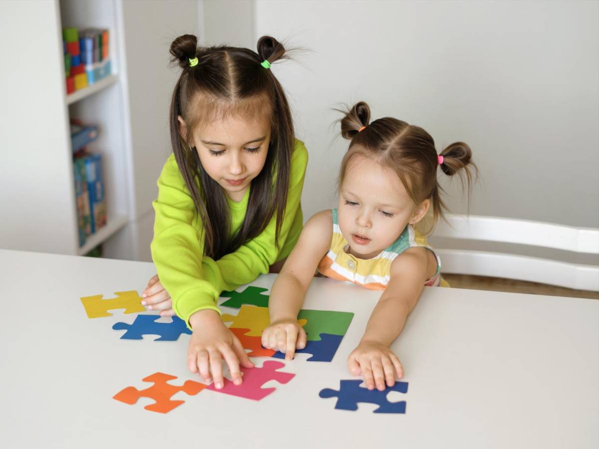 <b>DE 6 A 8 AÑOS:</b> -Crece su curiosidad, leen, dibujan y escriben -Suman y restan -Crean mundos imaginarios -Realizan actividades en grupo -También pueden mostrar una inestabilidad emocional y rechazando a la autoridad JUGUETES: Juegos de manualidades, experimentos, telescopios, microscopios, equipos para hacer deporte, pelotas, balones, bicicletas, juegos de preguntas y respuestas y de memoria, rompecabezas, sopas de letras, cometas, entre otros.