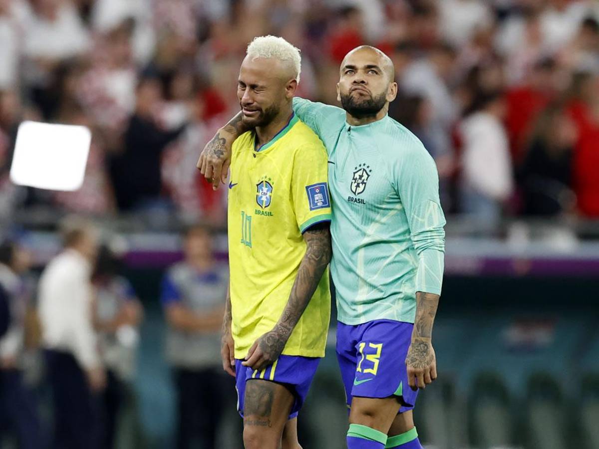 Dani Alves consoló a Neymar tras la eliminación de Brasil.