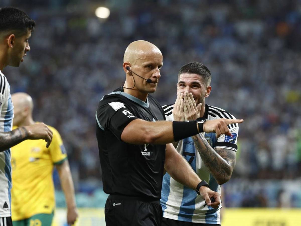 El árbitro polaco Szymon Marciniak pitó el partido de los octavos de final del Mundial de Qatar 2022 entre Argentina y Australia en el estadio Ahmad bin Ali Stadium en Rayán.