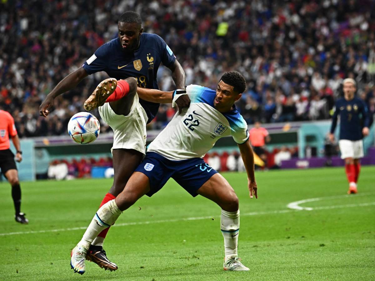 Dayot Upamecano durante el encuentro ante Inglaterra.