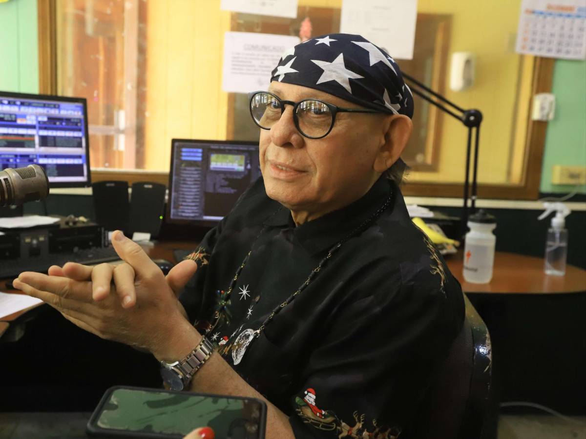 Merecido premio. Hace unos días. René Sosa fue reconocido con el premio Micrófono de Oro, en los Premios de Radio y Televisión 2022, gracias a sus 54 años de carrera en la radio.