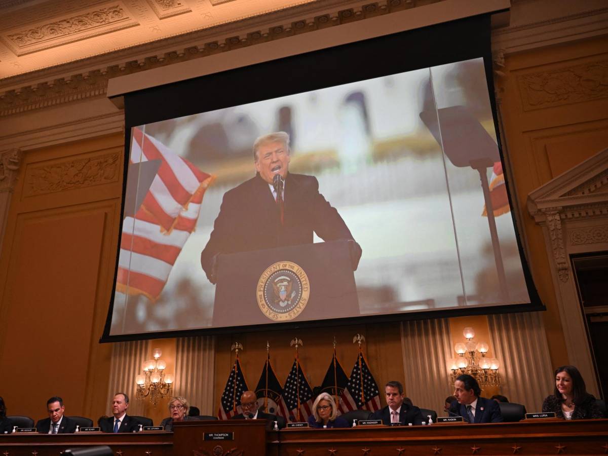 El comité que investiga el asalto al Capitolio pide imputar a Trump