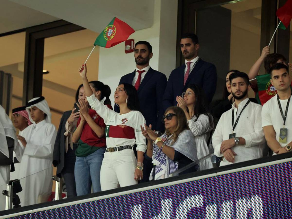 Georgina Rodríguez estuvo apoyando a Portugal y a Cristiano Ronaldo en el estadio Al-Thumama de Doha.